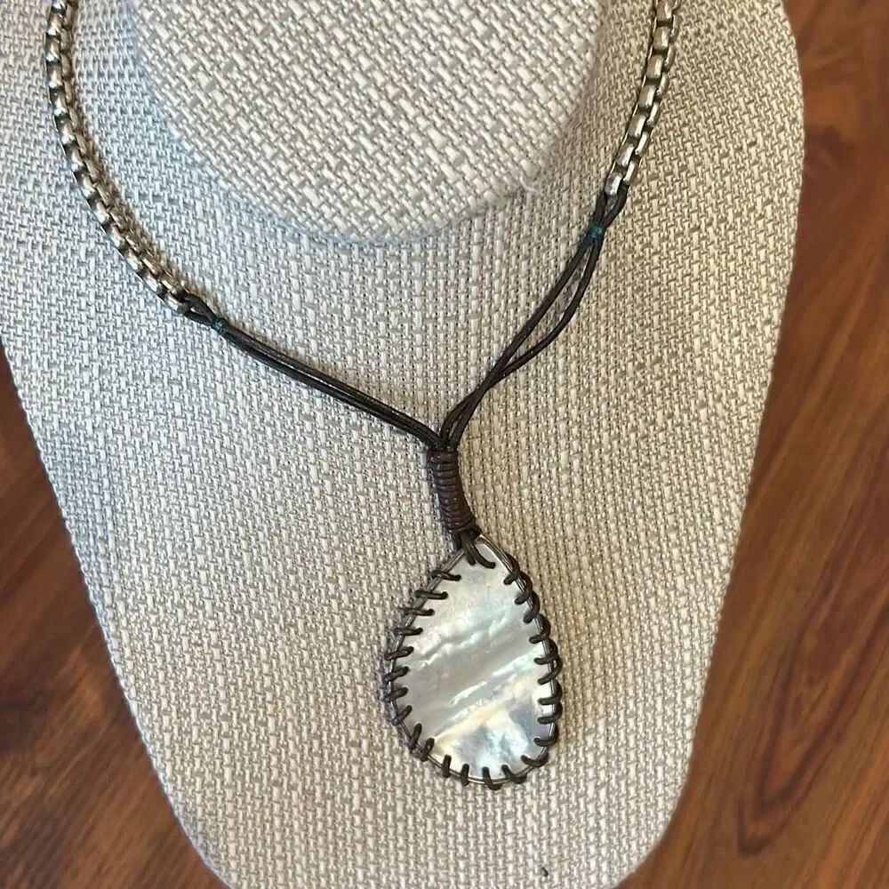 Gorgeous Kenneth Cole mother-of-pearl Flather silver pendant necklace boho
